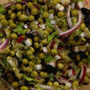 Салат из соленых огурцов с луком и зел.горошком